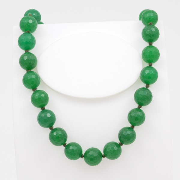 Colar com pedras verde / Fecho em ouro 750Kt / Tam: 42cm