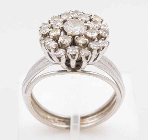 Anel chuveiro em ouro branco 18k com brilhantes. Peso 6.7g. Aro 11.