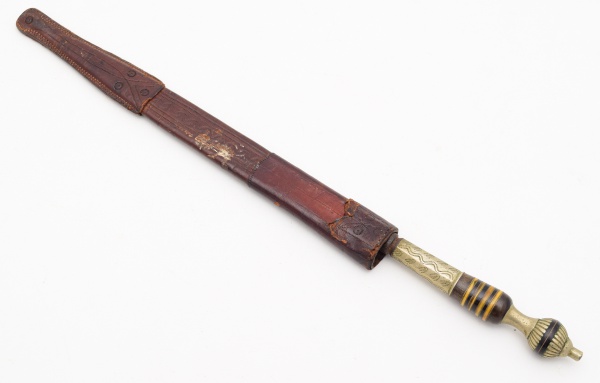 Antigo punhal com lâmina em aço e cabo em metal cinzelado / Bainha de couro / Tam: 33cm