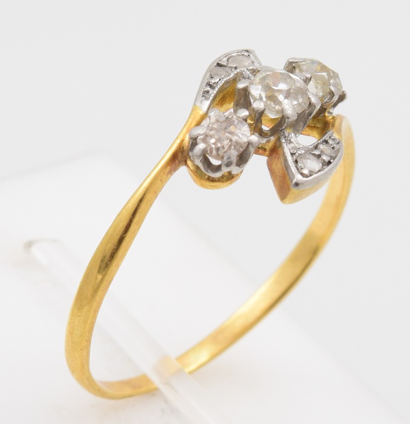 Anel em ouro amarelo e branco 18k com sete brilhantes. Aro 14. Peso 1.6g.
