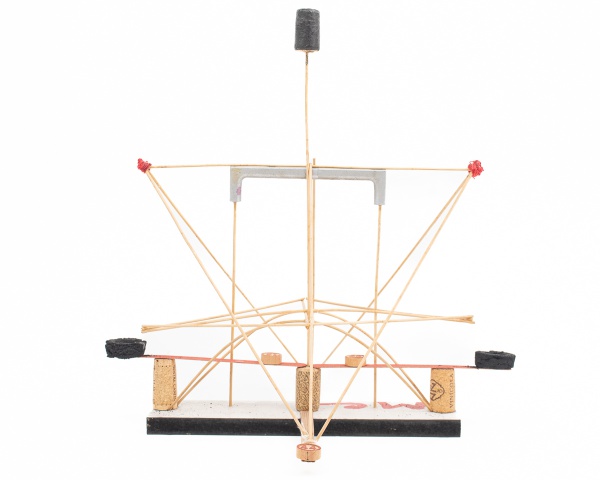 Escultura Artesanal confeccionada com material reciclado. Peça única com assinatura MARCELO CONCEIÇÃO. Altura: 35cm.