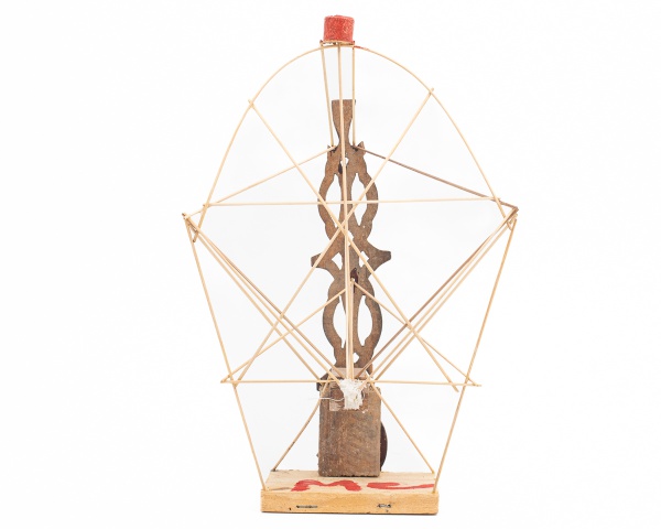 Escultura Artesanal confeccionada com material reciclado. Peça única com assinatura MARCELO CONCEIÇÃO..Altura: 38cm