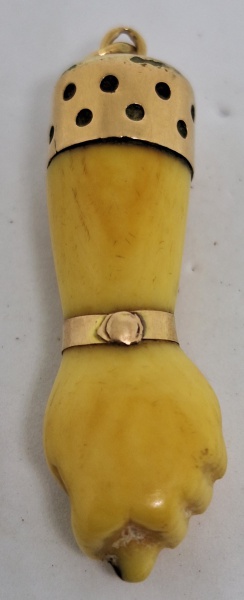Pingente figa encastoada em ouro baixo teor tipo marfim. Med. 3,5cm.