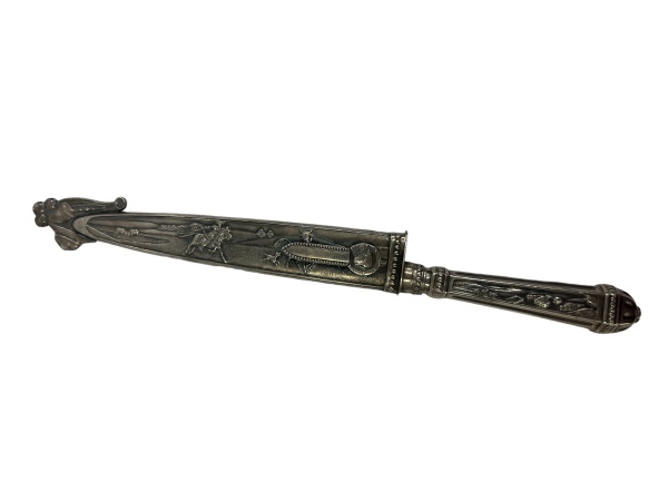 Faca gaúcha em metal espessurada a prata, lâmina em aço inox, bainha com rico trabalho representando cena gaúcha, marca Elmo. Comprimento 29cm.