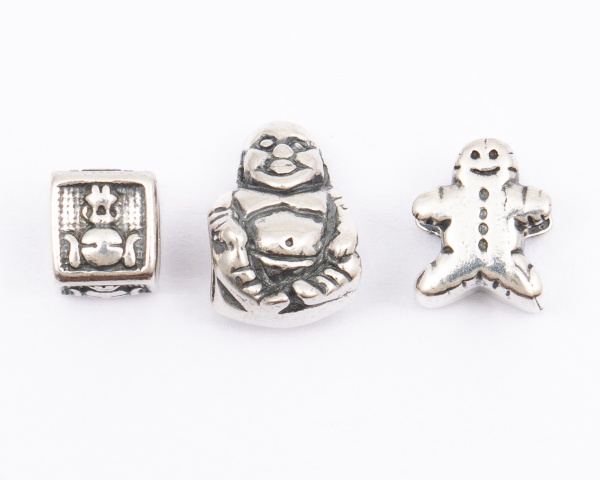 Lote com 3 Berloques pra pulseira Pândora em prata 925, 1 buda, 1 separador com design de cereja e 1 boneco
