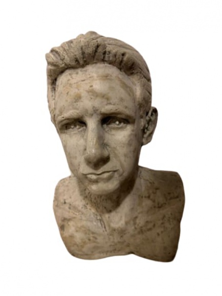 Busto em pedra representando homem assinatura não identificada. Alt.15cm larg.25cm
