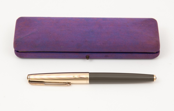 Caneta PARKER 61 cinza com dourado / com estojo