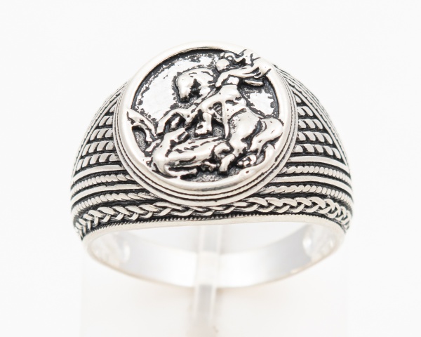 Anel e prata 925 masculino com São Jorge trabalhado na lateral / Aro: 26 / peso: 8,5gr