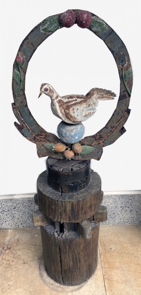 Escultura artesanal do Divino muito antiga, artista desconhecido, em aro de ferro fundido e patinada com detalhes de flores e frutas, tem ao centro uma pomba sobre globo terrestre azul. A base é uma e