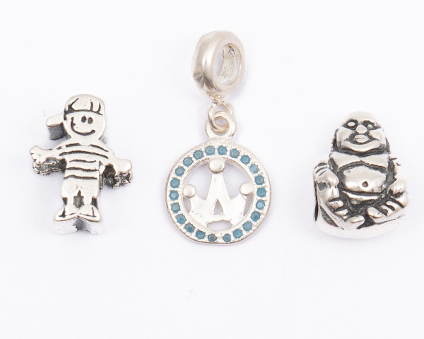 Lote com 3 Berloques para pulseira Pândora em prata 925, 1 buda, 1 Bússola com pedra azul e 1 menino