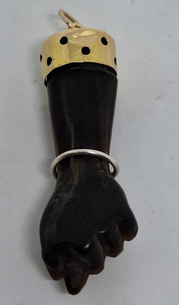 Pingente Figa de madeira com detlhe dourado / 4cm