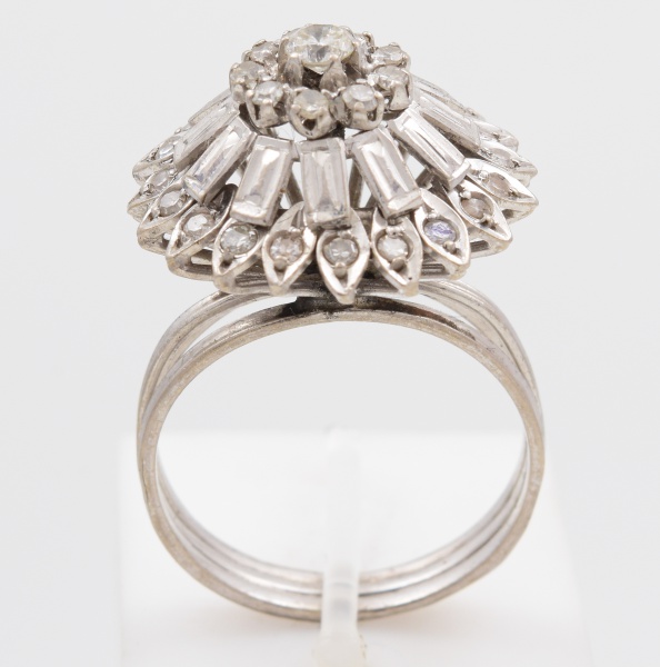 Anel estilo chuveiro em ouro branco 18k. Aro 18. Peso 6.8g.