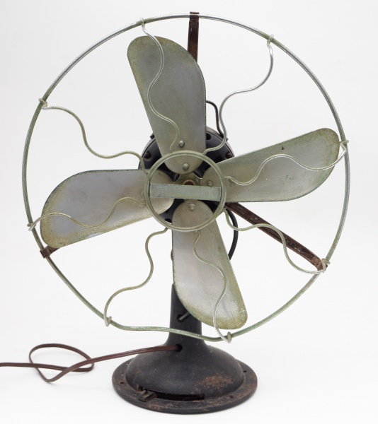 Antigo ventilador MARELLI / Tam: 54 cm X 45cm / Peso: 9 kg. Sem garantias futuras.