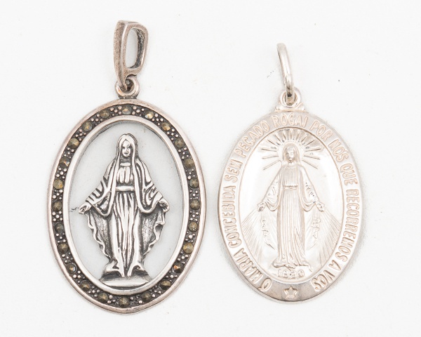 Lote com 2 medalhas / Pingentes em prata 925, 1 vazada Nossa Senhora e 1 com escrita ` Ó Maria concebida sem pecado rogai por nós que recorremos a vós` / Peso: 9,4gr / Tam: 4cm cada