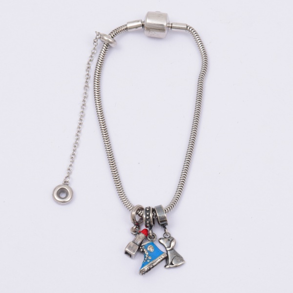 Pulseira em prata 925 estilo Pândora com 3 pingentes ( Baton, cachorro e tênis) / Tam: 8cm, Peso: 13,6gr
