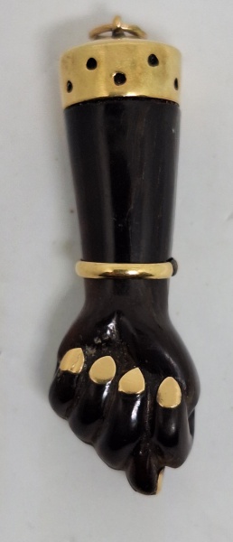 JÓIA DE CRIOULA - Pingente Figa em baquelite com encastoação, unhas e bracelete em ouro 18k. Med. 4cm