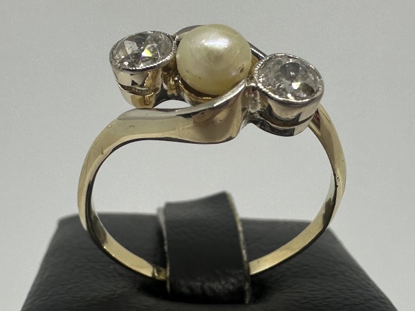 Anel em ouro 18k com pérola e 2 brilhantes com 25 pontos cada. Peso: 3,5g - Aro: 22.