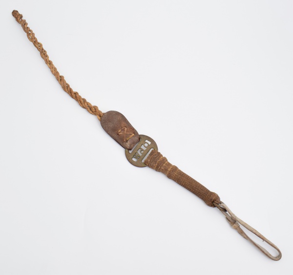 Antigo chicote em couro trançado. Med. 75cm.