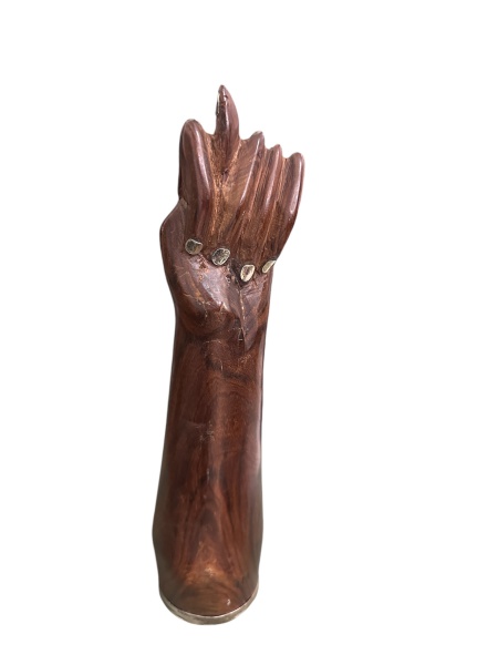 Figa em madeira com jacarandá maciço, guarnição e unhas em prata de lei. Medidas: 26cm