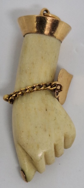 JÓIA DE CRIOULA - Antiga figa tipo marfim, encastoada em ouro, finamente cinzelada , complementada por pulseira e pequeno coração, unhas em ouro. Bahia , séc. XIX/XX. Med. 3cm.