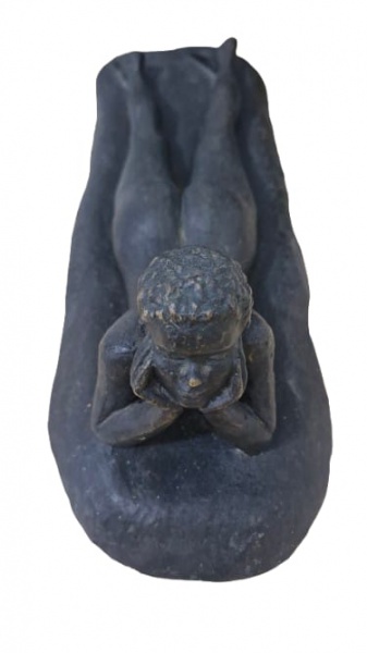 Escultura em bronze mulher de bruços. Peso: 11kg