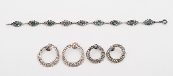 Lote com 2 pares de brinco em prata 925 ( 1 argola com marcasitas e 1 argola com vazados) e 1 pulseira com pedras azul e marcasitas