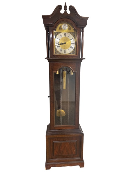 Relógio de coluna alemão assinado "Tempus Fugit" em madeira nobre. Mostrador ricamente trabalhando em metal dourado. Funcionando. Alt.2,10m