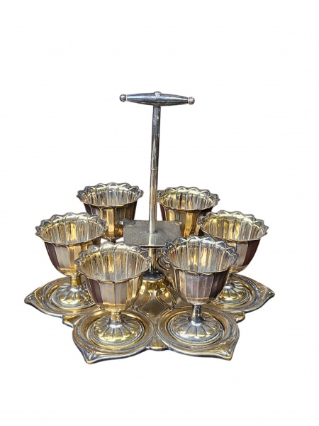 Lote 3 Antigo set para café da manhã com seis porta-ovos em metal prateado. Mede: 16cm ... Valor atu