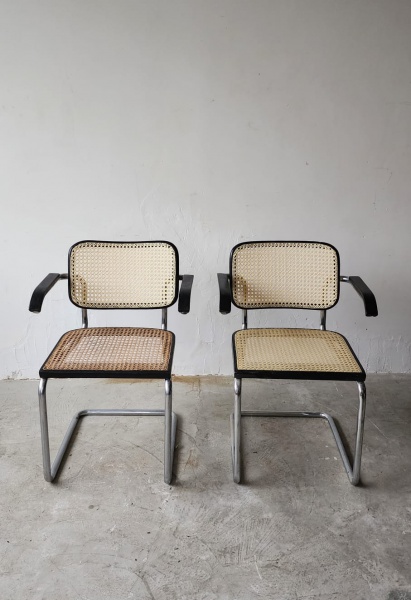 MARCEL BREUR - CESCA par de cadeiras anos 70,um ícone do design, em palhinha ,madeira e ferro cromado, medindo 46x 55 X 78 cm