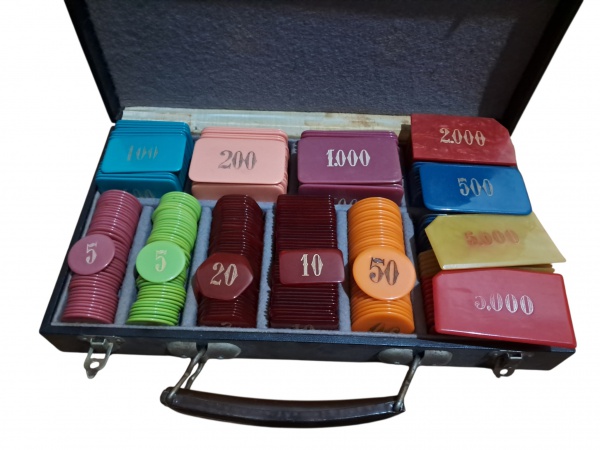 Joias . Raríssimo conjunto antigo de poker/cassino em baquelite  320 fichas  estojo ...