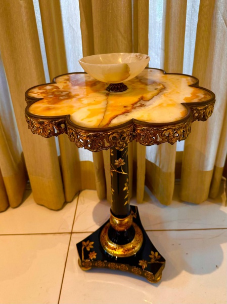 Joias . Linda mesa para doces em laca preta sobre carvalho com foto 5