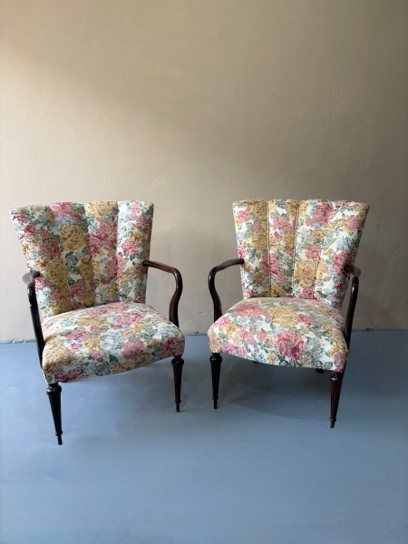 Lote 80 Par de poltronas anos 60 em madeira nobre. Estofada em jacard floral em tons de ... Valor in