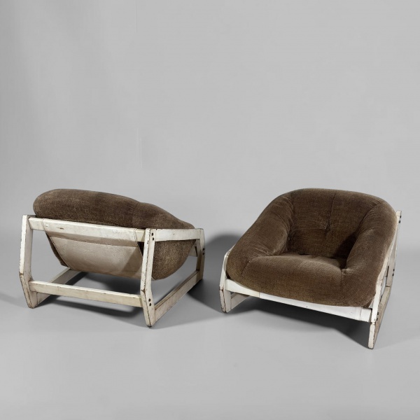 Joias . Par de Poltronas, Anos 70 - Produzidas em espuma injetada, apresentam desenho ...