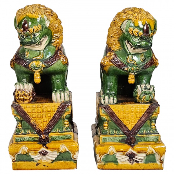 Par estatuetas de cerâmica vitrificada, também conhecida como cão fu ou foo dog, decorada com esmalt