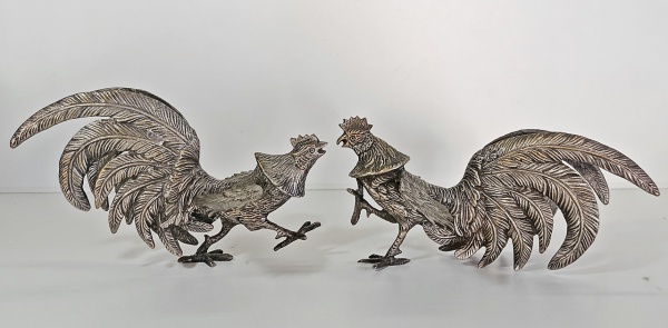 Par de Galos de Rinha Espessurados a Prata - 14cm x 17cm x 23cm Atendimento de  2ª a 6ª feira das 9h às 17h (51) 99737-8