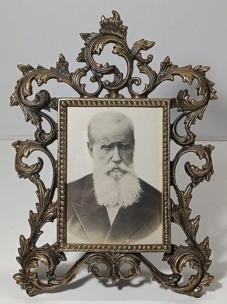 Porta Retrato em Bronze com Postcard (Real Photo) de Dom Pedro II - 19cm x 26cm Atendimento de  2ª a 6ª feira das 9h às 