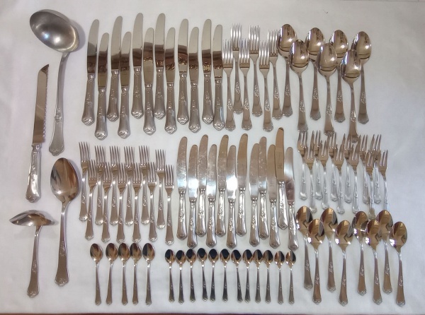 Joias . Parte de faqueiro HERCULES composto de 12 facas para mesa, 06 garfos para mesa, ...