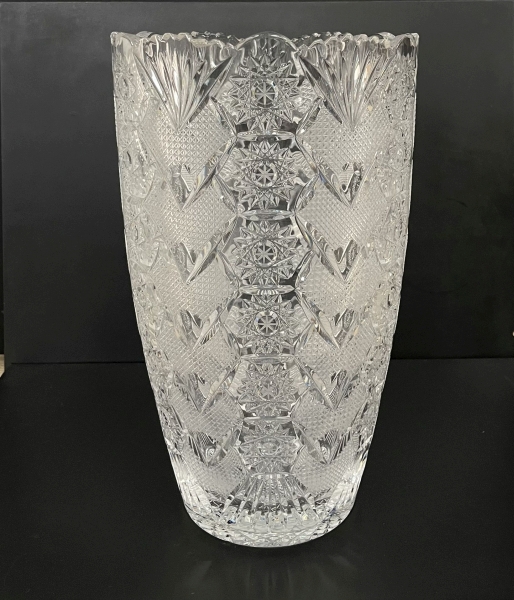 Joias . Vaso em cristal tcheco, ricamente lapidado com um padrão geométrico de estrelas ...