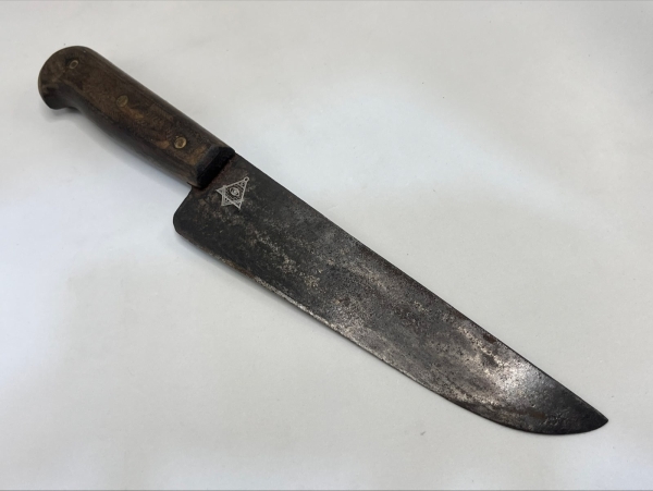 Carneadeira bem antiga larga 32cm - tema maçonaria - aço carbono