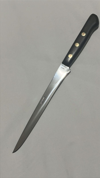 Faca Fileteira Schaaf com Lâmina Estreita em Aço Inox, Cabo Anatômico Confeccionado em Madeira Escura Fixado com Três Rebites de Latão Dourado. Aproximadamente 29cm totais.