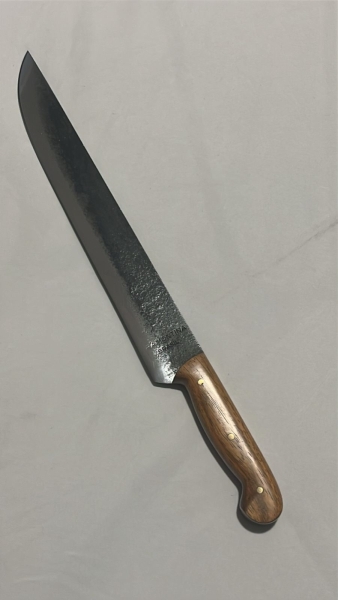 Faca Carneadeira Feita de Antigo Facão da Marca Tramontina com Lâmina de Aço Inoxidável, Modelo Clássico com Cabo de Madeira Fixado por Três Rebites de Latão. Aproximadamente 39cm Totais.