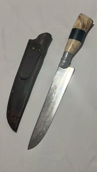 Faca Elmo com Lâmina em Aço Inoxidável e Bainha de Couro Marrom, Cabo Artesanal em Resina Efeito Chifre com Detalhe Chifre Bovino Preto. Aproximadamente 32cm Totais.