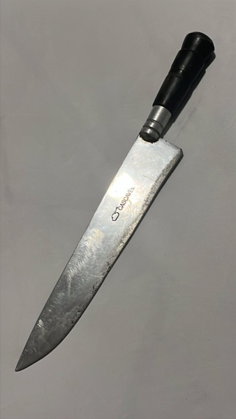 Faca de Churrasco Antiga Cascavel com Lâmina de Aço Inoxidável Gravada, Cabo Artesanal de Chifre Bovino Escuro com Detalhes e Virola de Alumínio. Aproximadamente 36cm Totais.