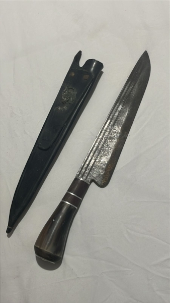 Faca Feita de Disco de Arado com Cabo de Madeira e Chifre Bovino. Aproximadamente 38cm Totais.