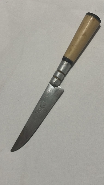 Faca Antiga Cascavel com Lâmina de Aço Inox Estilo Cutelaria Crioula, Cabo de Osso Bovino e Virola de Metal Trabalhada com Marcas de Uso. Aproximadamente 20cm Totais.