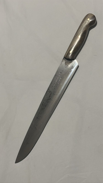 Faca Carneadeira Feita de Antigo Facão da Marca Tramontina com Lâmina de Aço Inoxidável, Modelo Clássico com Cabo de Madeira Fixado por Três Rebites de Latão. Aproximadamente 41cm Totais.