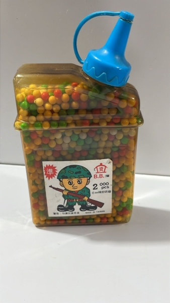 Garrafa de Bolinhas BB para Armas de Brinquedo com Duas Mil Unidades de Seis Milímetros Coloridas, Embalagem de Plástico Vintage Estilo Galão com Bico Dosador Azul.