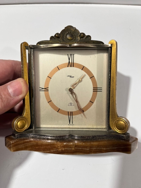 Relógio de mesa vintage ImHof (Swiss Made), com elegante base em ônix e detalhes em metal dourado e escurecido. Peça clássica de 8 dias de autonomia, com design atemporal, produzida em meados dos anos