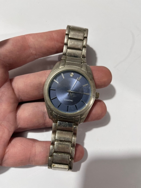 Relógio FMD com mostrador azul e detalhe em diamante, ideal para quem busca estilo e elegância no dia a dia. Possui movimento japonês de alta precisão e tampa traseira em aço inoxidável. Funcionando p