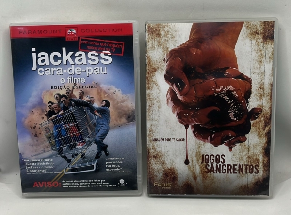 Combo de 2 DVDs contendo os filmes Jackass Cara-de-pau O Filme em Edição Especial e Jogos Sangrentos.